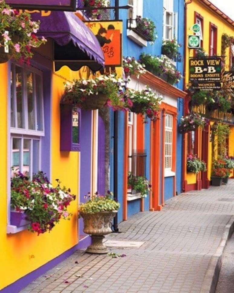 28. Pinturas de casas coloridas são alegres e bonitas – Por: Transforme sua casa