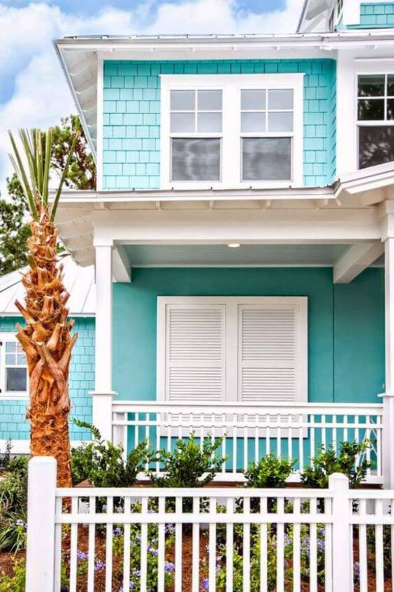 58. As pinturas de casas em tons de tiffany são super vibrantes, combine com o branco nas janelas – Por: Pinterest