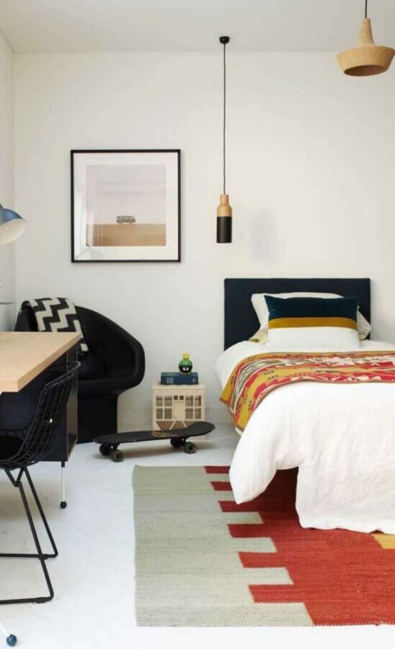 67. Quarto de solteiro moderno decorado com lumin&aacute;ria pendente para quarto &ndash; Foto: Pinterest