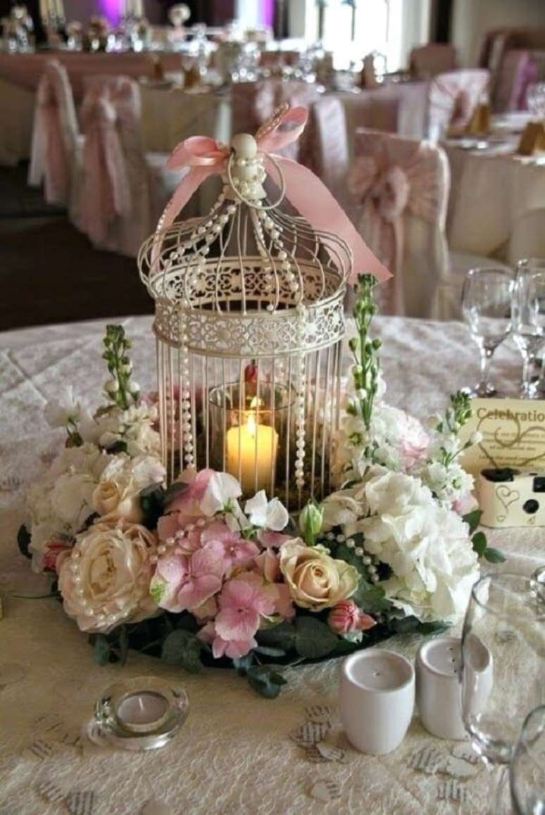 54. Gaiolas decorativas utilizadas como enfeite de centro de mesa. Fonte: Pinterest