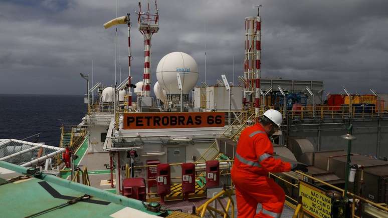 A Petrobras é uma estatal de economia mista, com ações negociadas em bolsa