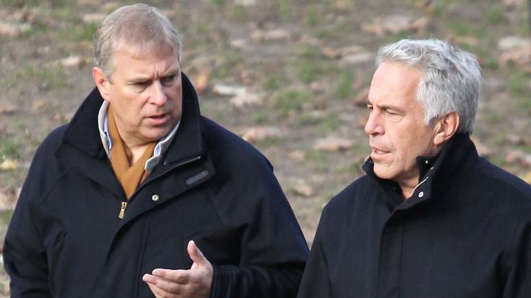 Andrew e Jeffrey Epstein em foto de arquivo; príncipe manteve contato com financista mesmo depois de este ter sido condenado por crimes sexuais