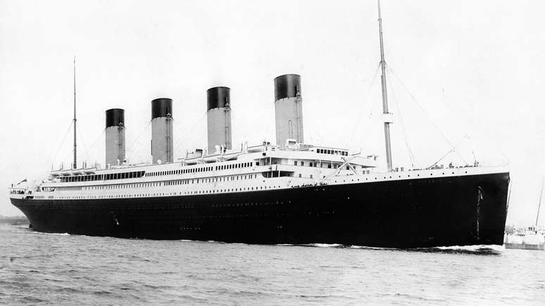 O RMS Titanic partindo de Southampton em 10 de abril de 1912