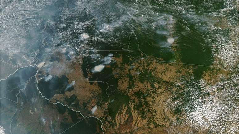 Imagem de satélite da Nasa em 11 de agosto mostram focos de incêndio em Estados brasileiros do Norte e Centro-Oeste