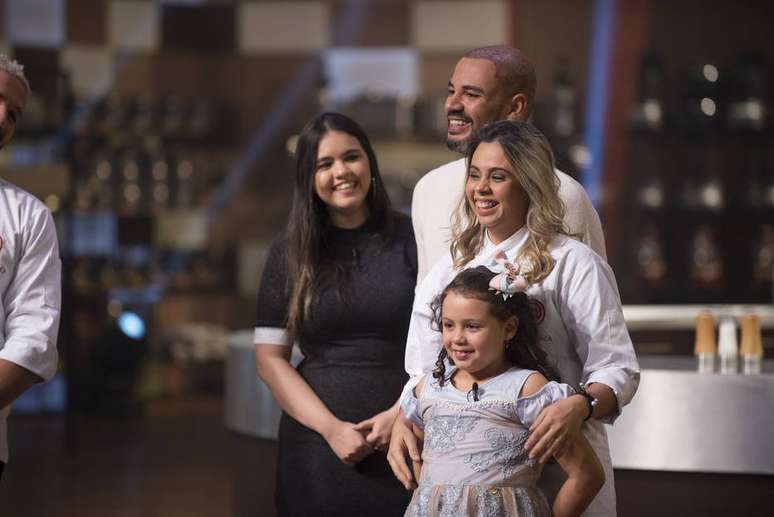 A finalista da 6ª temporada do 'MasterChef Brasil' para amadores, Lorena, ao lado de sua prima, Rhavena, seu marido, Gustavo, e sua filha, Maria Luisa, na final do programa.