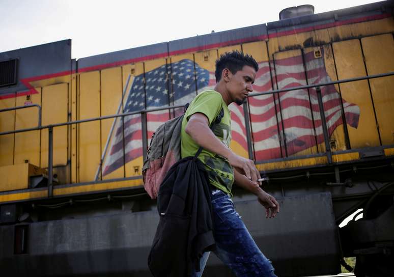 Imigrante centro-americano passa em frente a bandeira dos EUA em um trem em seu caminho rumo aos Estados Unidos, em Saltillo, no México
03/08/2019 REUTERS/Daniel Becerril
