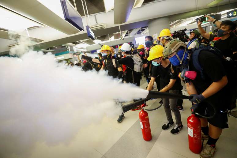 Manifestante em estação em Yuen Long, Hong Kong, 21/8/2019 REUTERS/Kai Pfaffenbach
