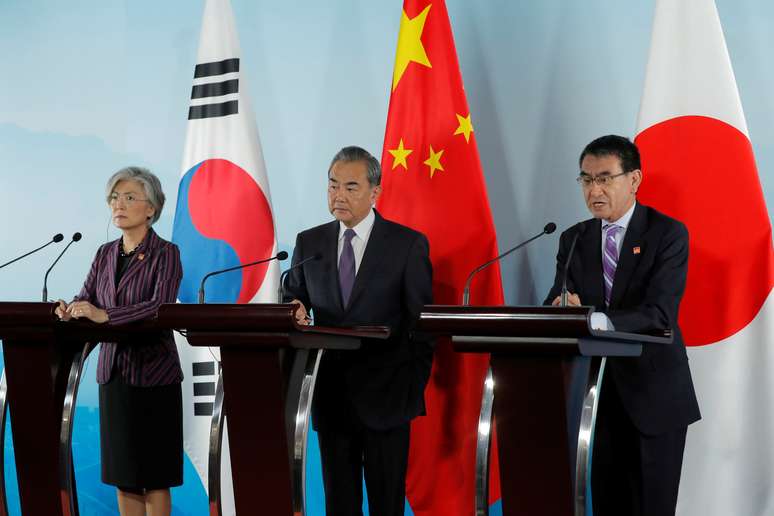 Chanceleres da China, Wang Yi (ao centro), Coreia do Sul, Kang Kyung-wha (à direita), e do Japão, Taro Kono, concedem entrevista coletiva em Pequim
21/08/2019
Wu Hong/Pool via REUTERS