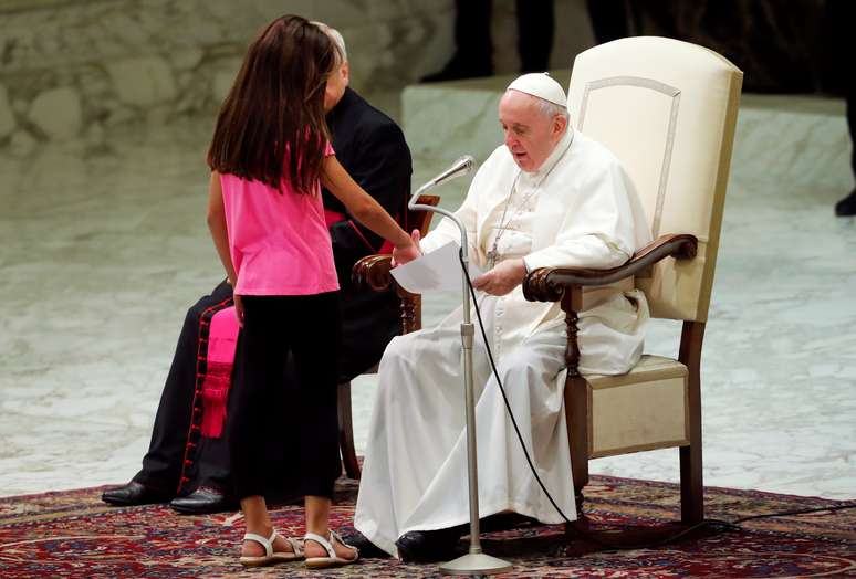 Garota para em frente ao papa Francisco durante audiência geral no Vaticano
21/08/2019 REUTERS/Remo Casilli 