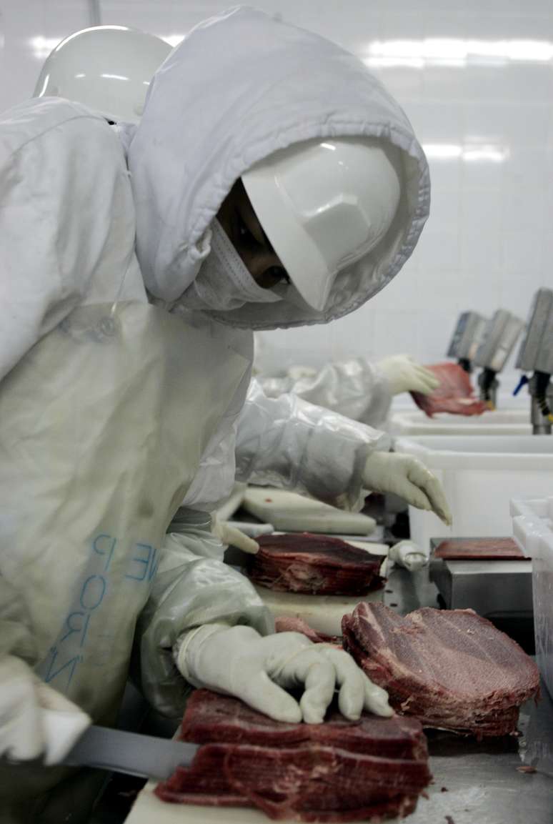 Processamento de carnes em um frigorífico em São Paulo 
09/09/2005
REUTERS/Paulo Whitaker
