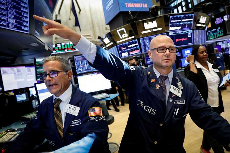 Operadores trabalham durante pregão da Bolsa de Valores de Nova York. 29/7/2019. REUTERS/Brendan McDermid