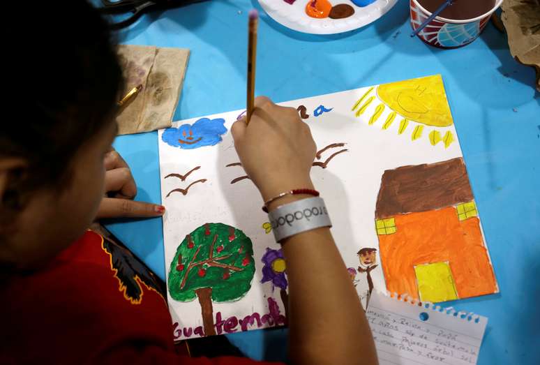 Criança imigrante pinta durante visita a museu interativo La Rodadora em Ciudad Juarez, México  21/8/2019 REUTERS/Jose Luis Gonzalez