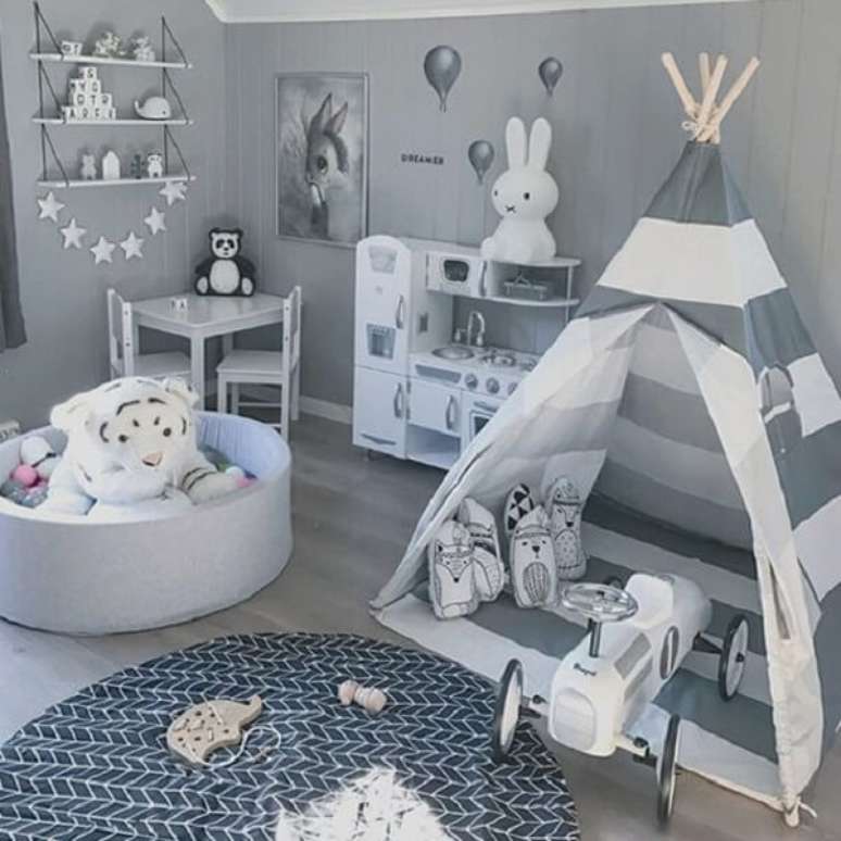 15. Cabaninha infantil com design listrado em branco e cinza. Fonte: Pinterest