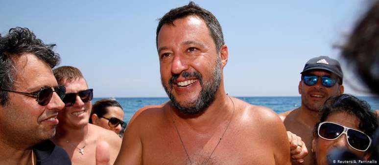 Ministro do Interior italiano, Matteo Salvini, encontra simpatizantes em passeio na praia