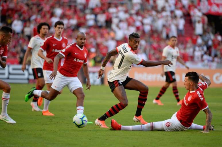 Expectativa é de grande confronto entre o Flamengo e Internacional, pela Libertadores (Arte: Marcelo Moraes/Lance!)