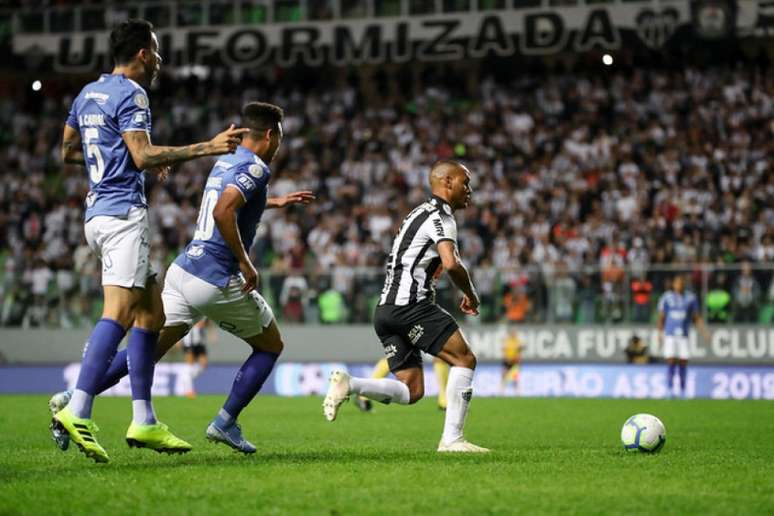 O alvinegro consenguiu evitar a perda de mandos de campo por objetos arremessados no gramado- (Foto: Bruno Cantini / Atletico)