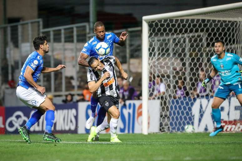 Além dos objetos jogados no campo pela torcida atleticana, os atacantes David e Alerrandro, que foram expulsos, serão julgados pelo STJD- (Foto: Bruno Cantini / Atletico)