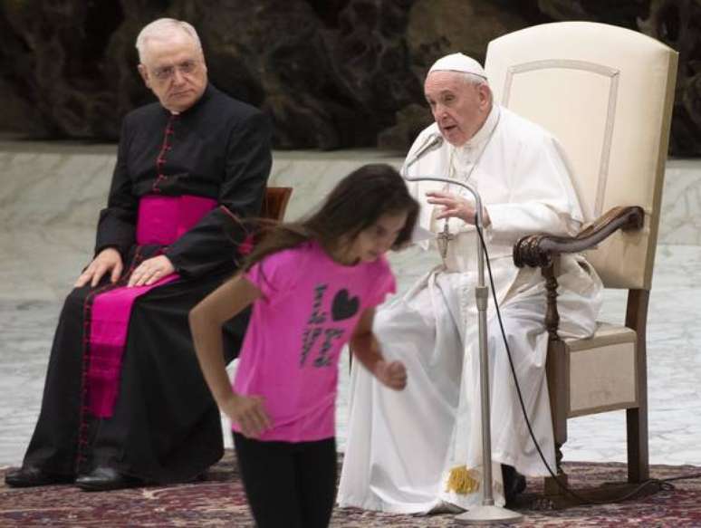 Menina invade palco e interrompe discurso de papa Francisco