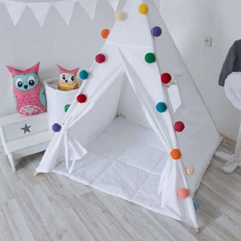 20. Cabaninha infantil branca com bolinhas coloridas. Fonte: Pinterest