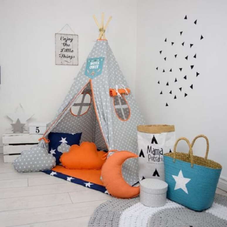 21. A cabaninha infantil em tons de cinza, laranja e azul se destacam em meio a decora&ccedil;&atilde;o do quarto. Fonte: Etsy