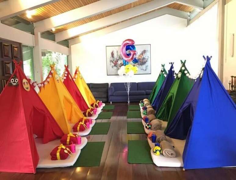 48. As cores da cabaninha infantil invadem o sal&atilde;o de festa. Fonte: Pinterest
