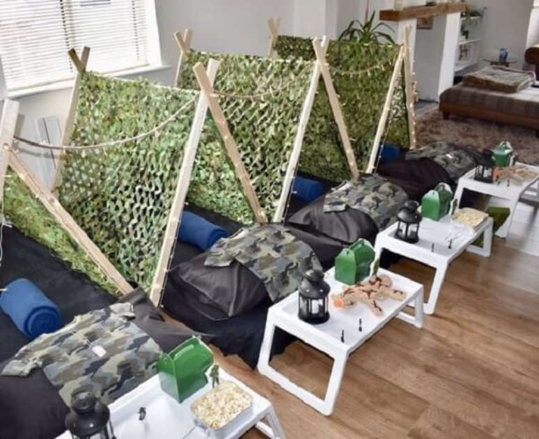 22. Cabaninha infantil feita com cavalete complementa a decora&ccedil;&atilde;o com tem&aacute;tica de ex&eacute;rcito. Fonte: Tudo Especial