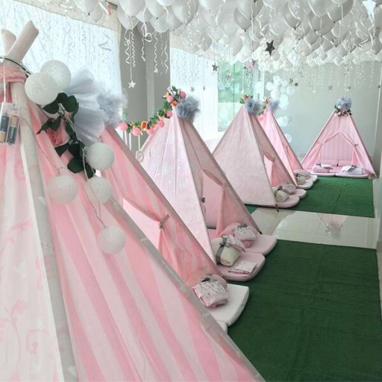27. Alugue o sal&atilde;o de festas e espalhe no ambiente cabaninha infantil para a crian&ccedil;ada. Fonte: Tua Casa