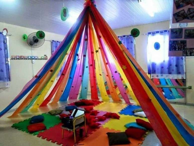 8. Cabaninha infantil colorida feita de TNT. Fonte: Pinterest