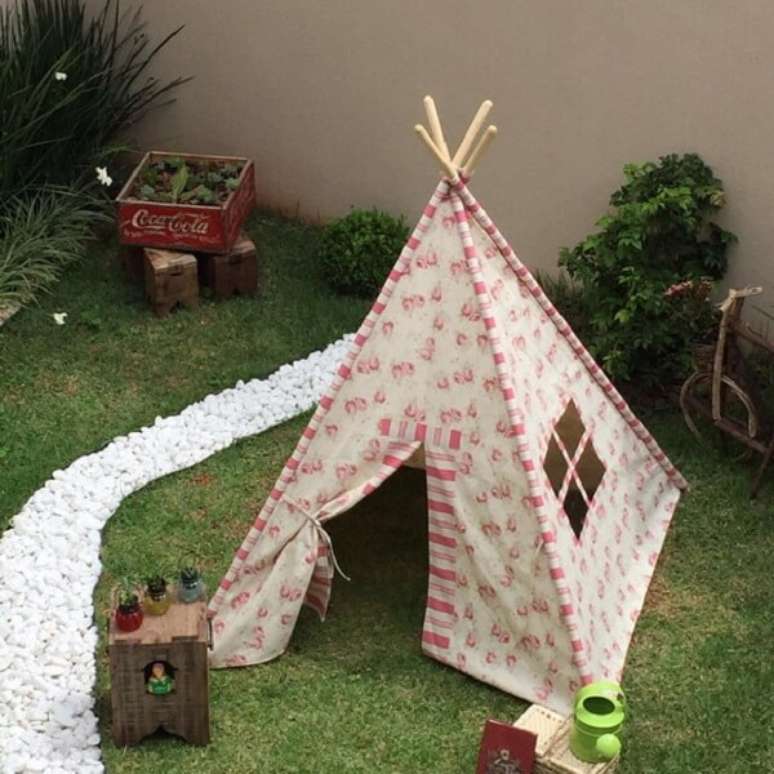 41. Cabaninha montada em &aacute;rea externa para festa do pijama. Fonte: Elo 7