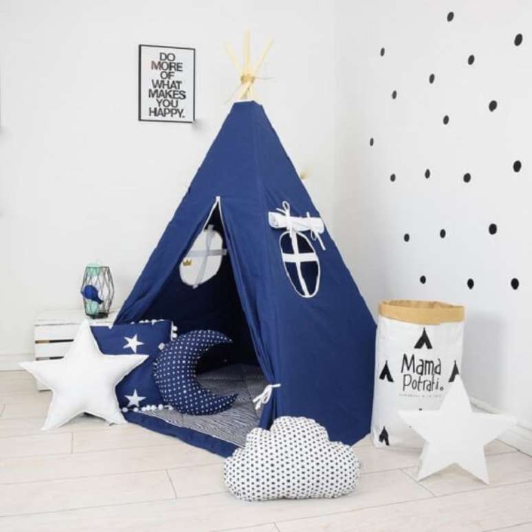 30. Cabaninha infantil azul e branca com janela de tecido embutida. Fonte: Pinterest