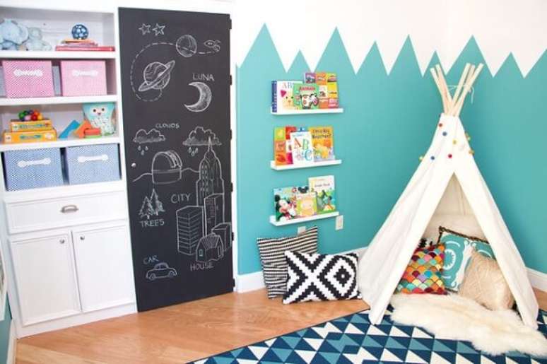 43. &Eacute; comum observar a presen&ccedil;a de cabaninha infantil em quarto montessoriano. Fonte: Rebecca Zajac