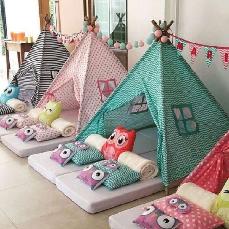 32. Festa do pijama com cabaninha infantil e almofadas de corujas. Fonte: Pinterest