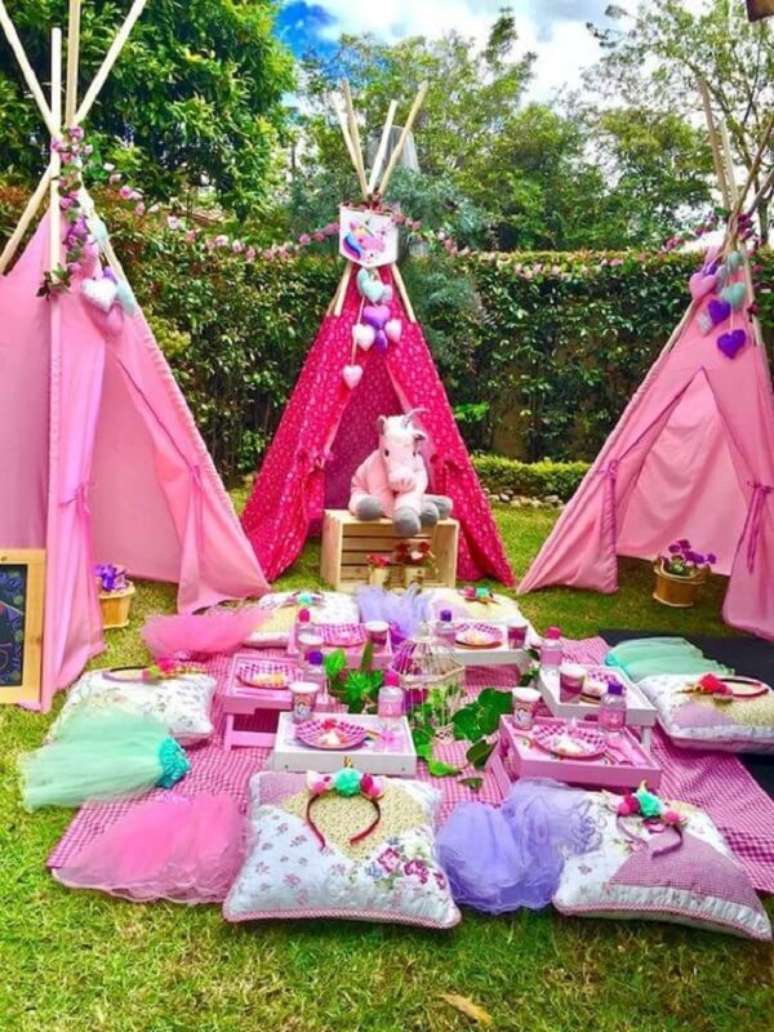 33. Festa unic&oacute;rnio com cabaninha infantil. Fonte: Pinterest