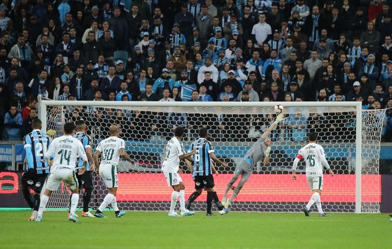 Paulo Victor não alcança a bola no gol de Scarpa.