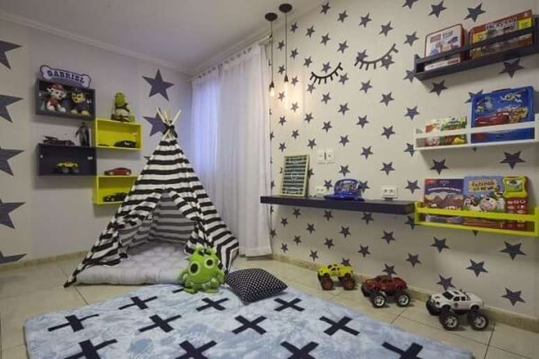 47. Quarto montessoriano com cabaninha infantil listrada. Projeto por Andrea Bento