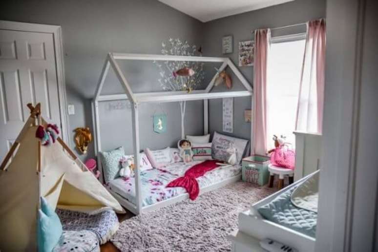 2. Quarto montessoriano cinza com cabaninha infantil. Fonte: Pinterest
