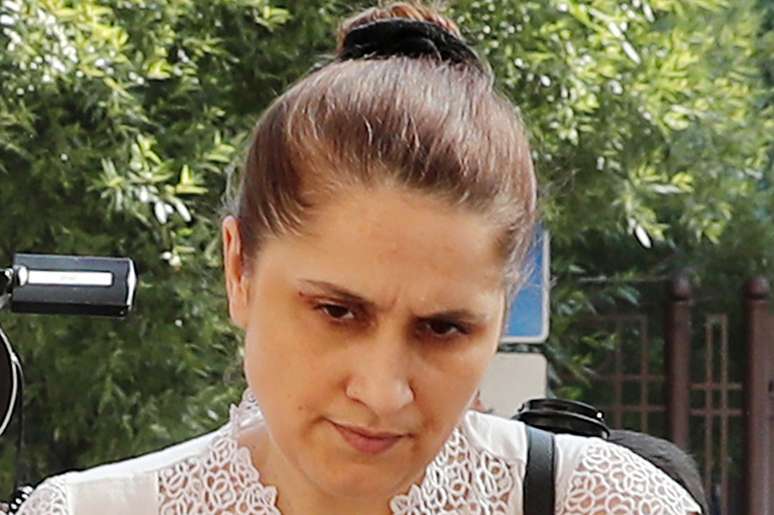 A m&atilde;e das garotas, Aurelia Dunduk, diz que Khachaturyan a expulsou do apartamento em 2015