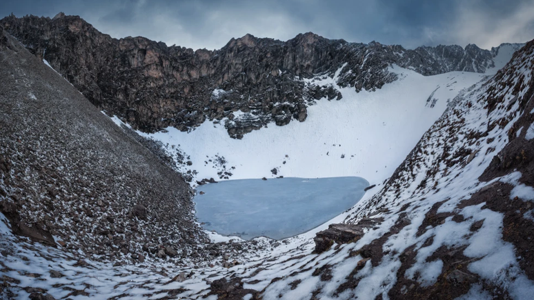 O lago glacial Roopkund está a mais de 5 mil metros acima do nível do mar