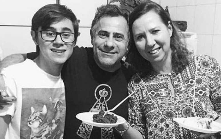 O ator Rafael Henrique Miguel, a mãe e o pai, que foram assassinados em 2019.