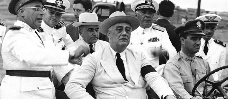 Fevereiro de 43: Getúlio (de chapéu branco e óculos) inspeciona as tropas em Natal, com Roosevelt (ao lado do motorista)