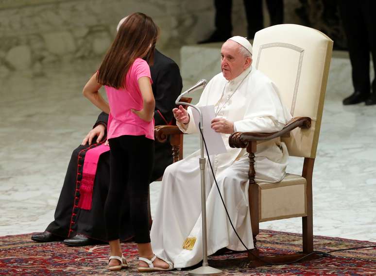 Menina interrompe discurso do papa Francisco.