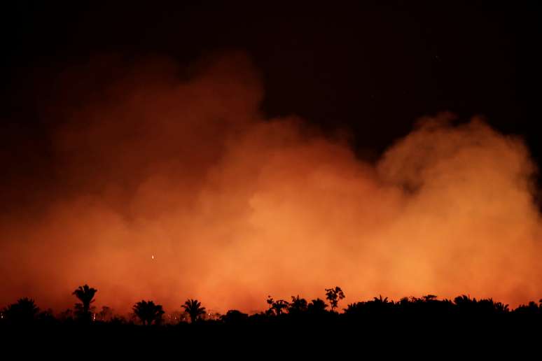 Fumaça decorrente de incêndios na Amazônia clareia céu na região de Humaitá, no Amazonas
17/08/2019
REUTERS/Ueslei Marcelino