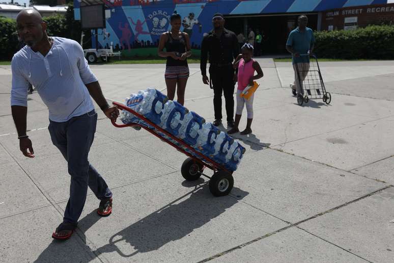 Homem carrega engradados de garrafas d'água em Nova Jersey
15/08/2019 REUTERS/Shannon Stapleton 