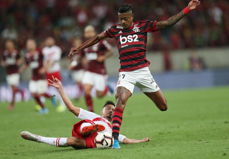 Bruno Henrique conduz bola no jogo contra o Internacional, pela Libertadores