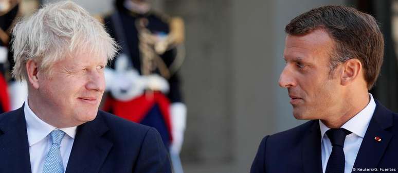 Premiê britânico Boris Johnson (esq.) é recebido pelo presidente francês, Emmanuel Macron, em Paris