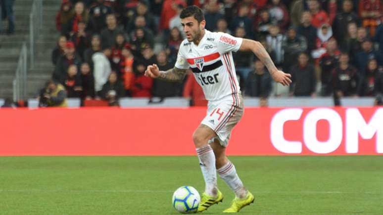 Liziero deu passe para Vitor Bueno marcar o gol da vitória do São Paulo (Foto: Carlos Pereyra/Fotoarena/Lancepress!)