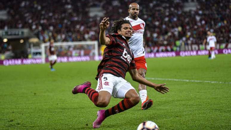 Todo o esforço de Willian Arão diante do Internacional (Foto: Alexandre Vidal &amp; Marcelo Cortes / Flamengo)