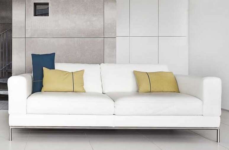 10. A combinação entre o metal e a cor do tafetá ficou incrível nesse sofá. Fonte: Pinterest