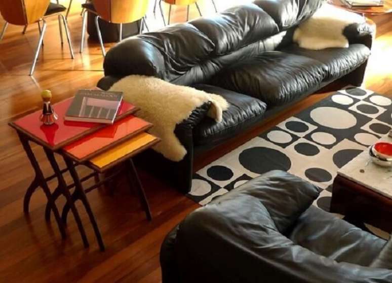 47. A composição dessa sala de estar ficou incrível com esse tecido para sofá de couro preto. Fonte: Desmobilia