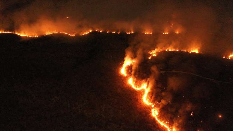 Imagem registrada no dia 17 de agosto de 2019 mostra um incêndio de grandes proporções na região de cerrado do município de Palmeirópolis, no Tocantins